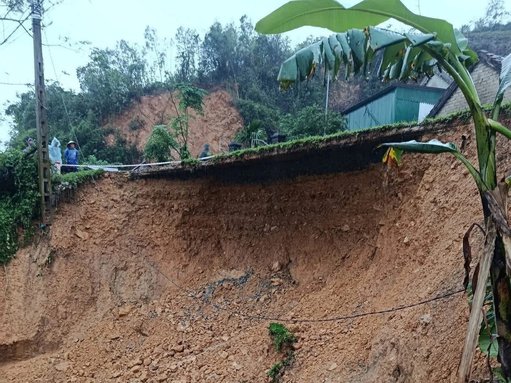 Hai quốc lộ ở Nghệ An bị sạt lở sau mưa lớn, giao thông ách tắc cục bộ - 2