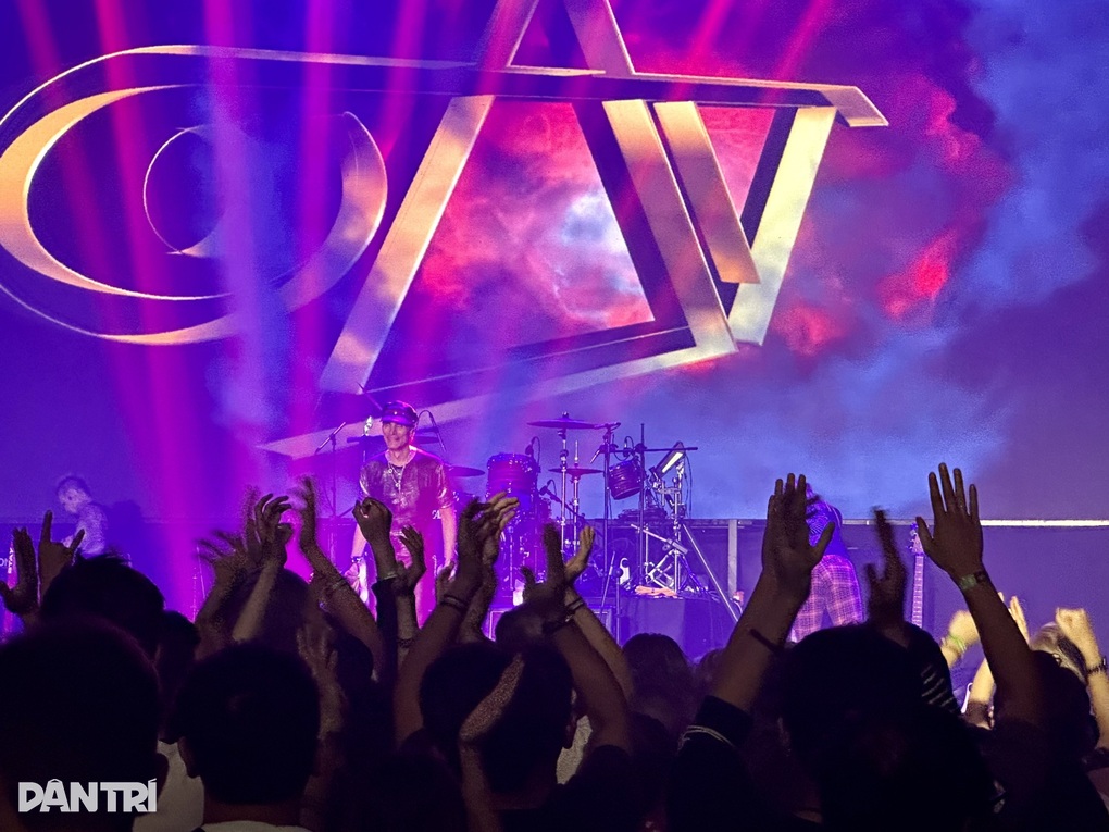 Huyền thoại guitar Steve Vai: Trước khi qua đời, tôi muốn đến Việt Nam - 2 Huyền thoại guitar Steve Vai: Trước khi qua đời, tôi muốn đến Việt Nam - 2