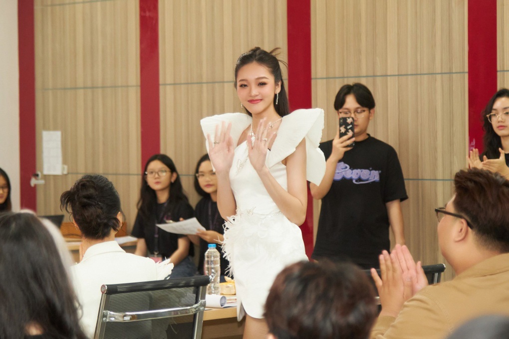 Mỹ nhân gen Z khoe nhan sắc trong veo, hé lộ hành trình làm hoa hậu tuổi 18 - 3 Mỹ nhân gen Z khoe nhan sắc trong veo, hé lộ hành trình làm hoa hậu tuổi 18 - 3