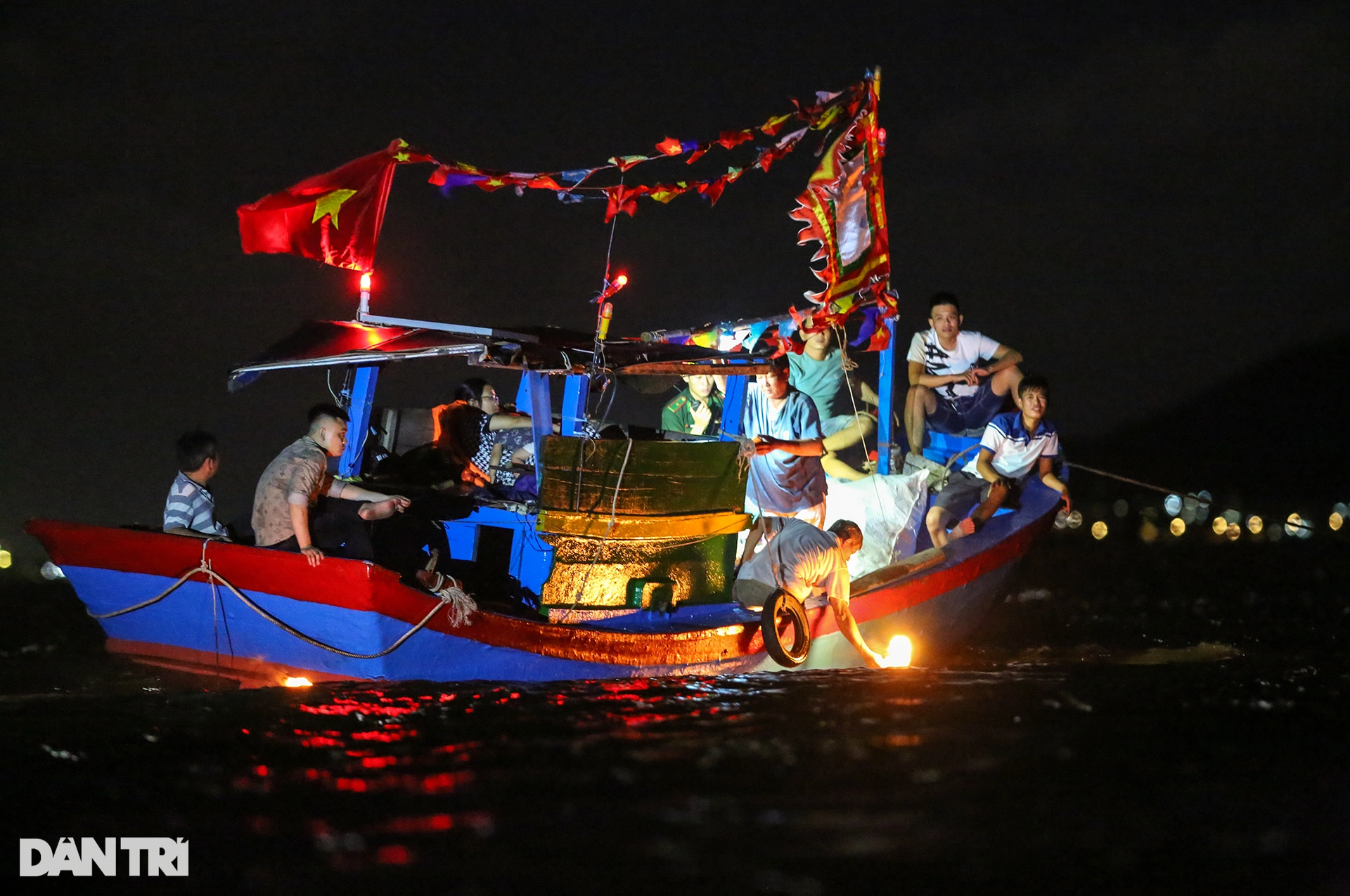 Người dân chờ đợi cả đêm ở bãi biển Cần Giờ để xem thả hoa đăng - 8 Người dân chờ đợi cả đêm ở bãi biển Cần Giờ để xem thả hoa đăng - 8
