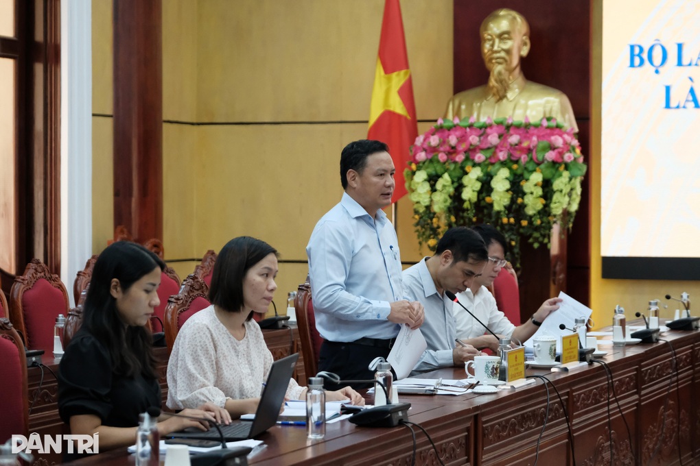 Lãnh đạo Bộ LĐ-TBXH kiểm tra tỉnh đội sổ giải ngân tiền hỗ trợ thuê nhà - 2 Lãnh đạo Bộ LĐ-TBXH kiểm tra tỉnh đội sổ giải ngân tiền hỗ trợ thuê nhà - 2
