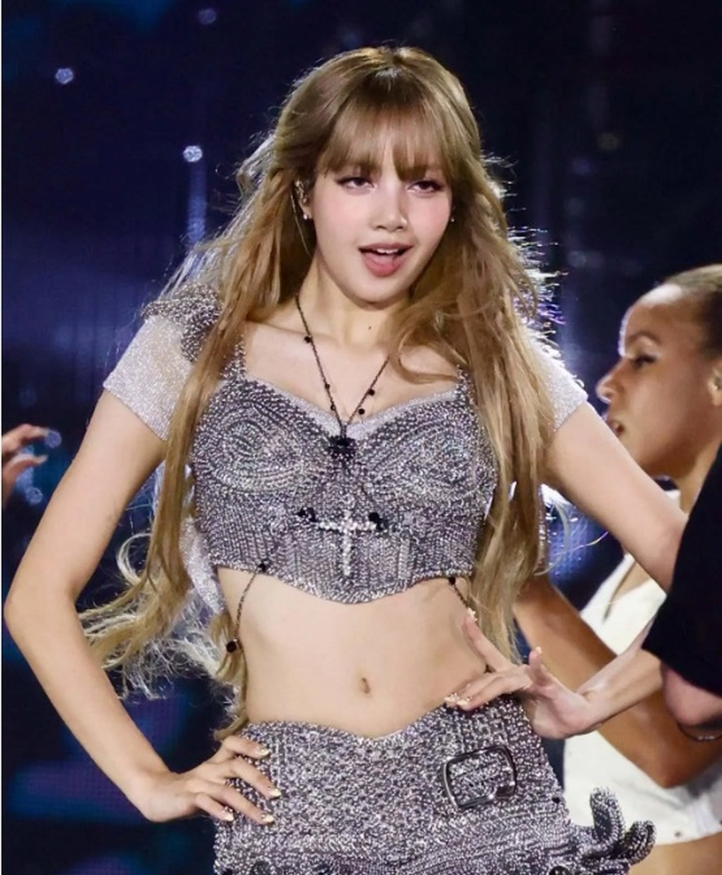 Vũ đạo 18+ và trang phục cũn cỡn khiến “búp bê Thái” Lisa hứng chỉ trích - 3 Vũ đạo 18+ và trang phục cũn cỡn khiến “búp bê Thái” Lisa hứng chỉ trích - 3