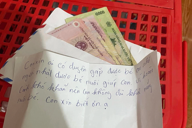 Bé gái sơ sinh bị bỏ rơi trước cổng nhà kèm phong bì 500.000 đồng