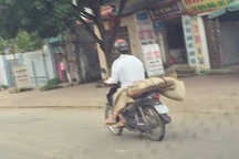 Người đàn ông chở thi thể bằng xe máy: “Tôi nhờ người mua hộ cái chiếu...”