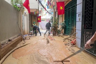 Bùn đất tiếp tục phun trào tại ngõ 7 Giang Văn Minh