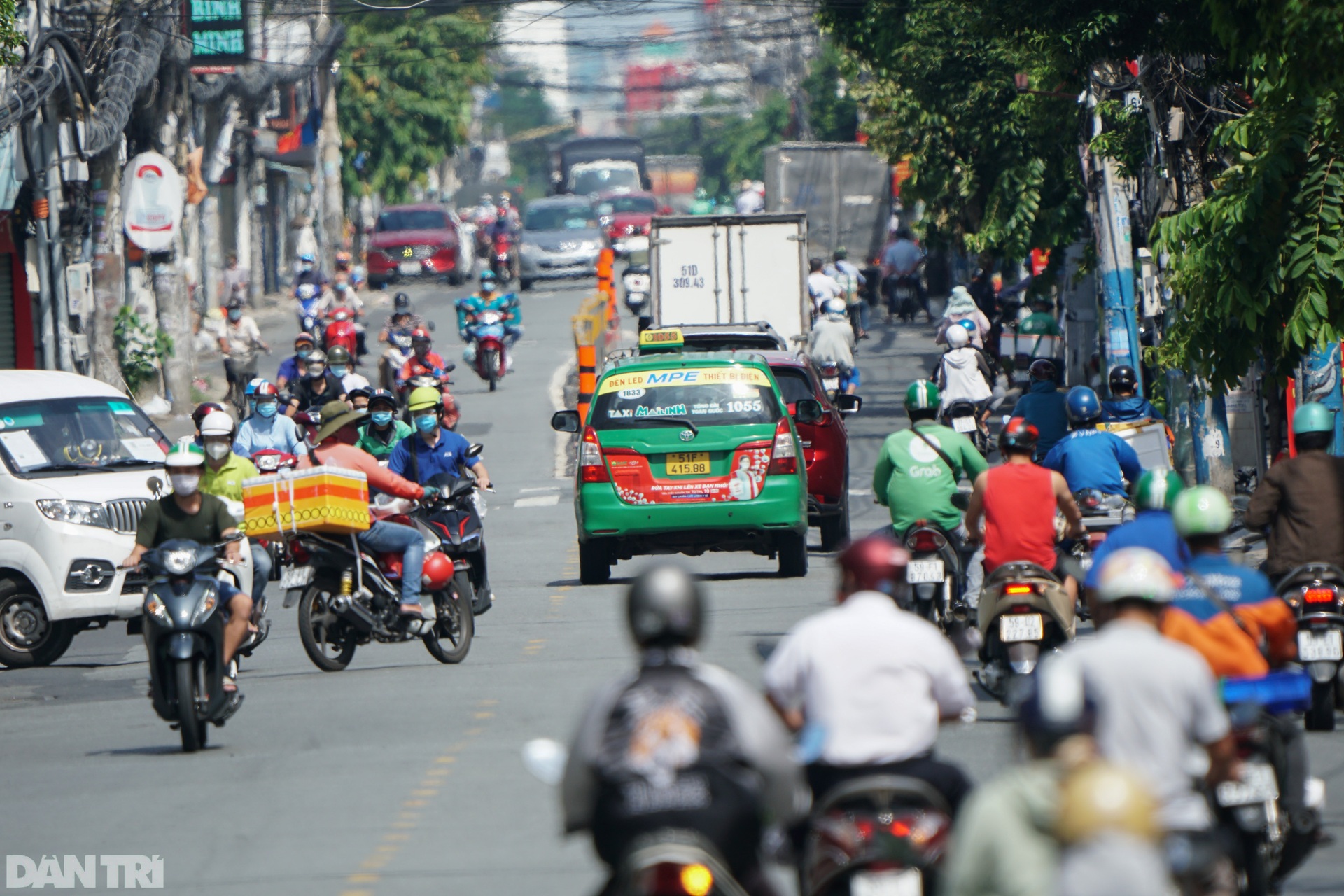 Xe cứu thương vất vả len lỏi trên đường đông đúc phương tiện ở TPHCM - 14