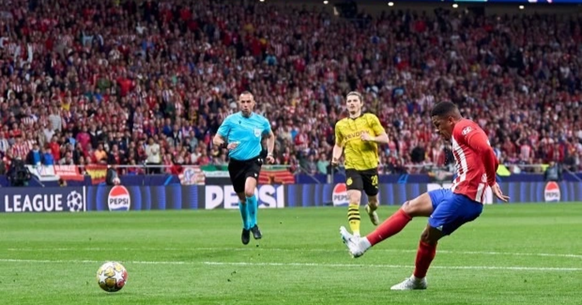 Haller thắp lại hy vọng cho Dortmund ở trận tứ kết lượt về Champions League với bàn thắng rút ngắn tỷ số xuống còn 1-2 ở phút 81 (Ảnh: Getty).
