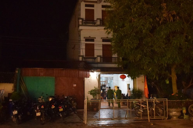 Chồng bóp cổ vợ đến chết tại phòng ngủ