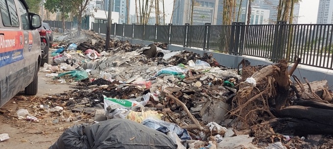 Tình trạng đổ, xả bẩn, chất thải đoạn đối diện trụ sở Viettel