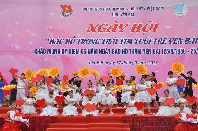 Các em thiếu nhi biểu diễn văn nghệ tại ngày hội.