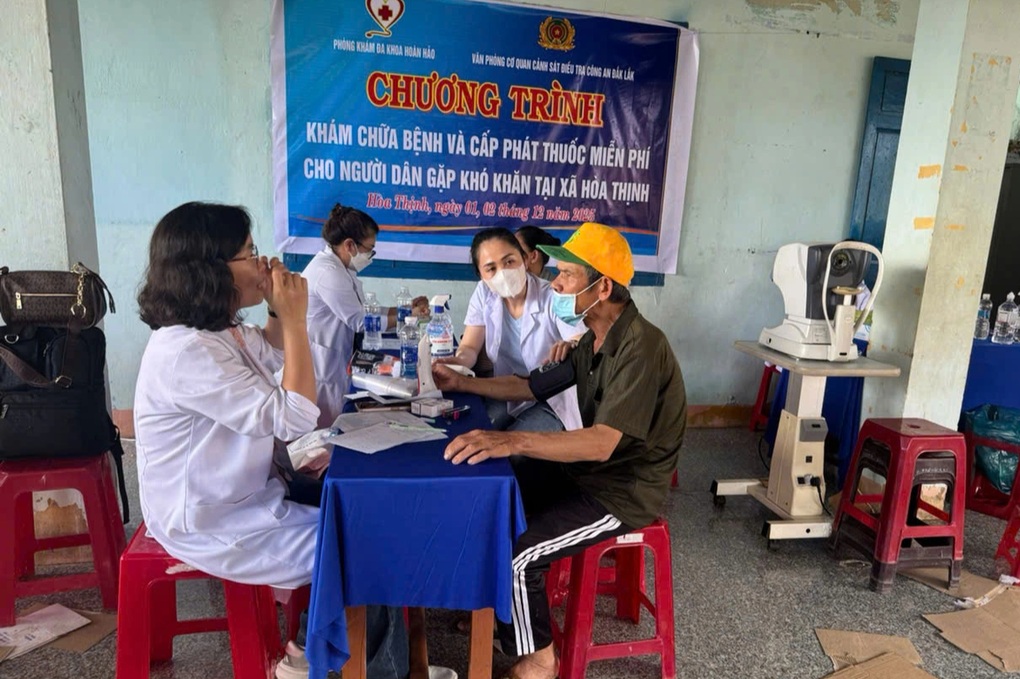 Khám, cấp thuốc miễn phí cho 1.000 người dân xã Hòa Thịnh - 1