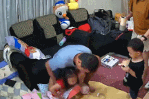 Clip cha phản ứng nhanh cứu mạng con gái khiến dân mạng thán phục