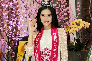 Khánh Vân xinh tươi với áo dài