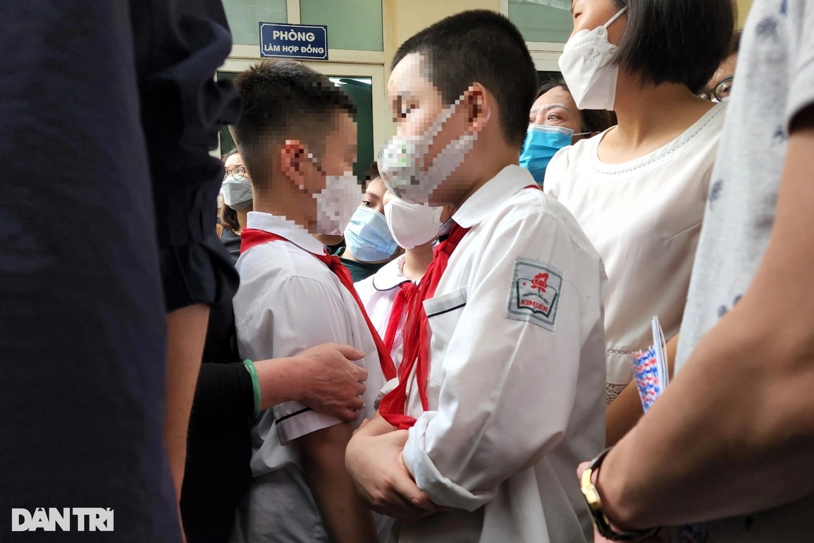 Nhiều người xếp hàng chia buồn với gia đình 5 nạn nhân vụ cháy tại Hà Nội - 7 Nhiều người xếp hàng chia buồn với gia đình 5 nạn nhân vụ cháy tại Hà Nội - 7