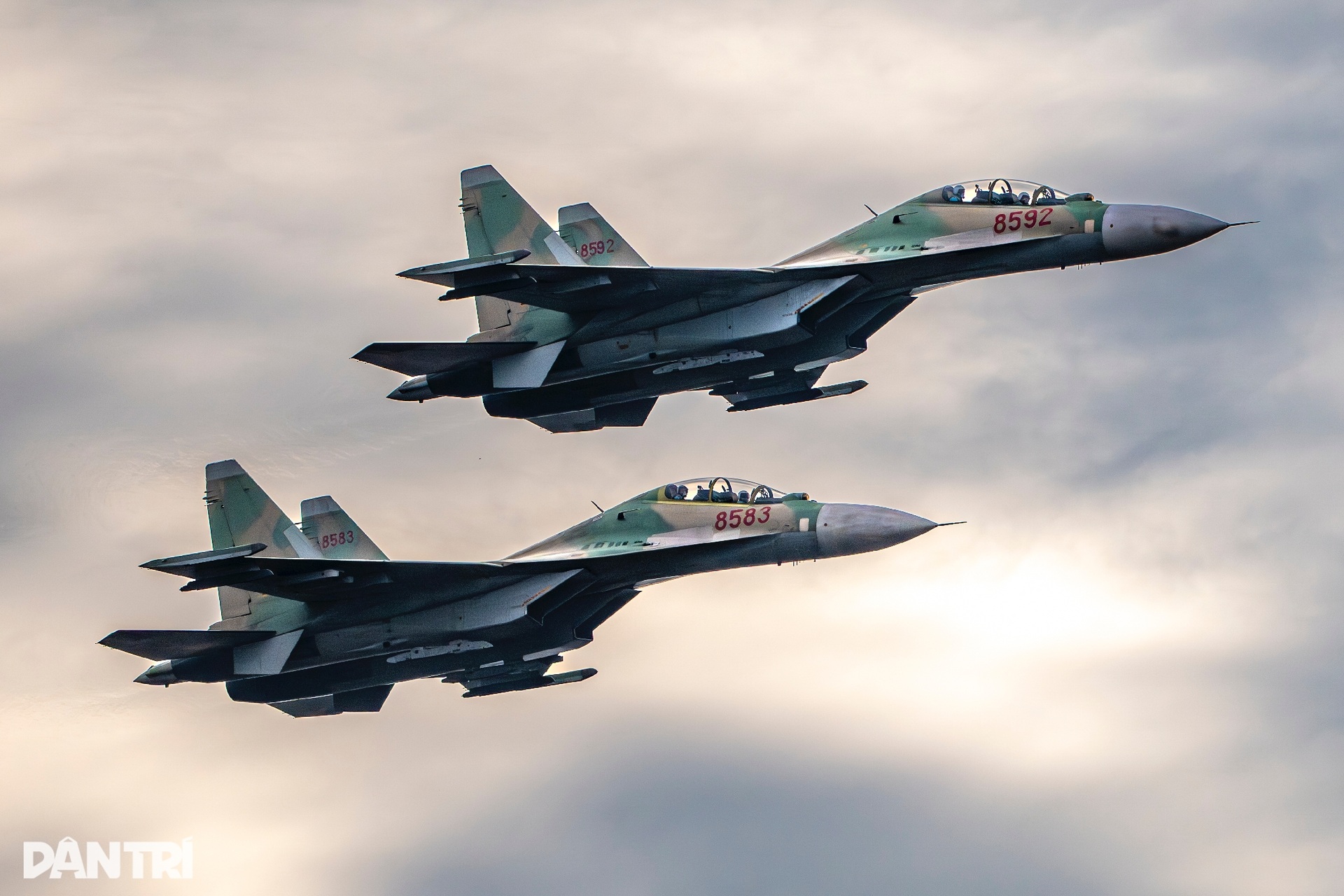 Mãn nhãn dàn tiêm kích SU-30MK2 thả bẫy nhiệt trên bầu trời Hà Nội - 12