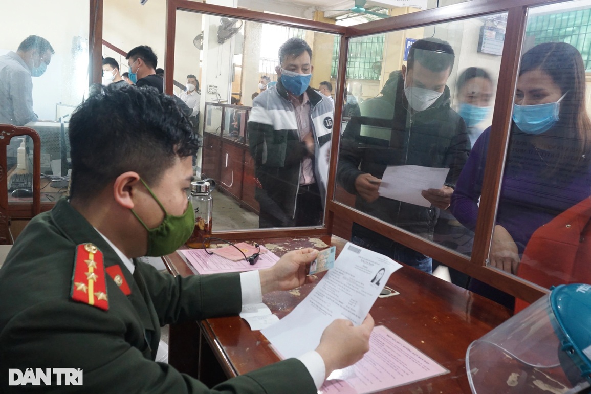 Hàng trăm người xếp hàng chờ làm hộ chiếu ngày đầu năm - 8 Hàng trăm người xếp hàng chờ làm hộ chiếu ngày đầu năm - 8