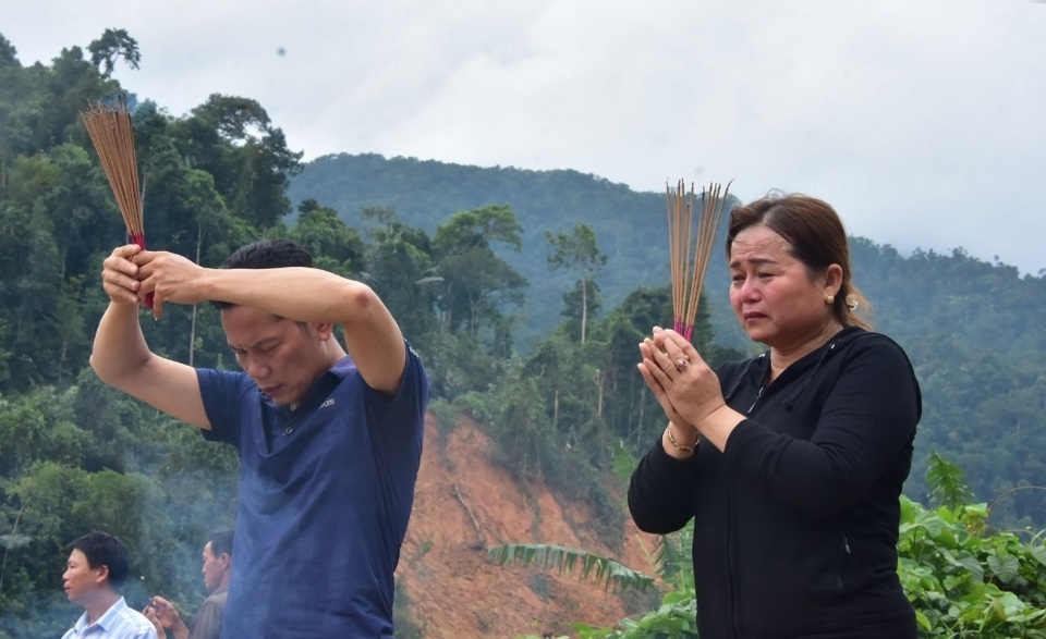 Người thân gào khóc giữa mênh mông sạt lở Rào Trăng - 4 Người thân gào khóc giữa mênh mông sạt lở Rào Trăng - 4