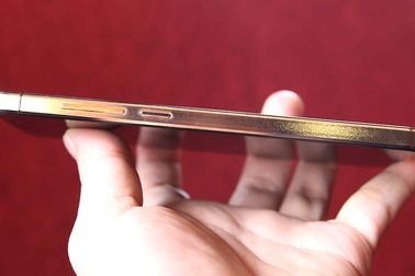Chiếc smartphone mạ vàng đầu tiên của thương hiệu Việt