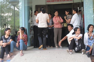 Khó như... “lót tay” cho bác sĩ!