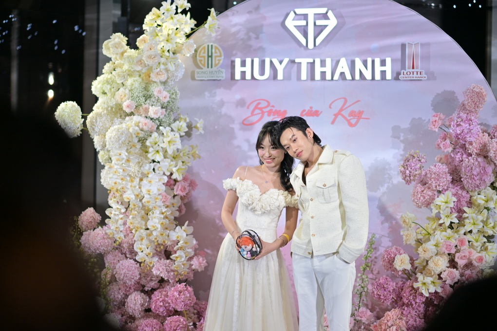 150 fan nữ hóa thân thành cô dâu tham dự sự kiện ký tặng của Kay Trần - 1 150 fan nữ hóa thân thành cô dâu tham dự sự kiện ký tặng của Kay Trần - 1