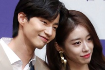 Tài tử “Mặt Trăng Ôm Mặt Trời” hò hẹn với “em út” nhóm T-ara