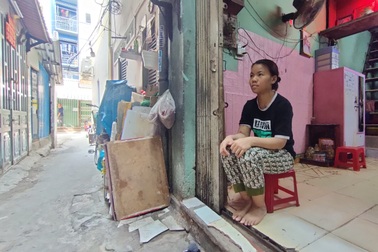 Cô bé số khổ, mẹ bỏ rơi từ nhỏ, một mình chống chọi với bệnh tật