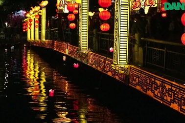 Du khách thích thú dạo chơi đêm Nguyên tiêu tại Hội An