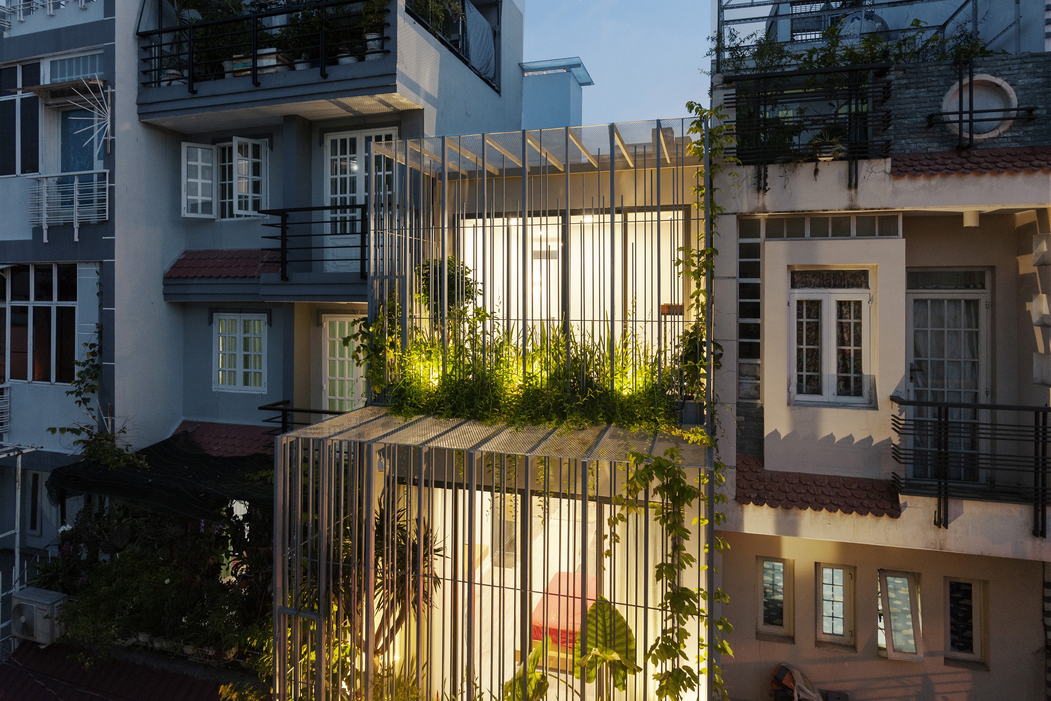 Cải tạo nhà hẻm ở TPHCM 20 năm tuổi: Bọc lồng sắt, làm vườn xanh ấn tượng - 8 Cải tạo nhà hẻm ở TPHCM 20 năm tuổi: Bọc lồng sắt, làm vườn xanh ấn tượng - 8