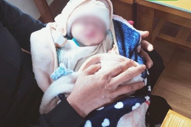 Phát hiện hai trẻ sơ sinh bị bỏ rơi dọc đường