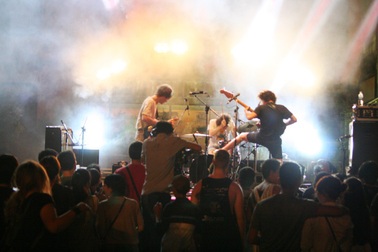 Quán quân rock Pháp - Lysistrata trong đêm diễn đầy nội lực, bùng nổ