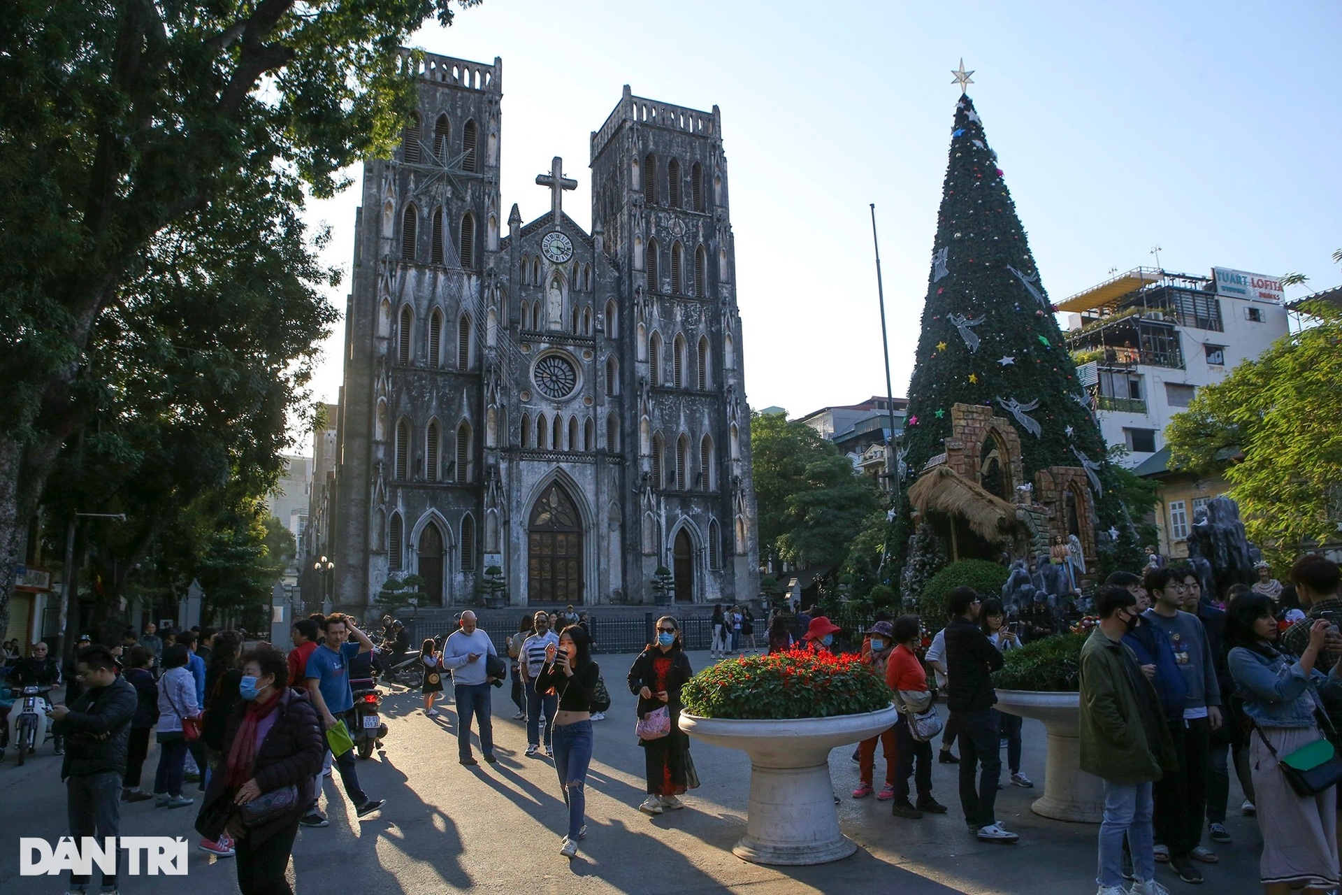 So sánh hình ảnh Nhà Thờ Lớn Hà Nội trước và sau khi trùng tu sửa chữa - 1