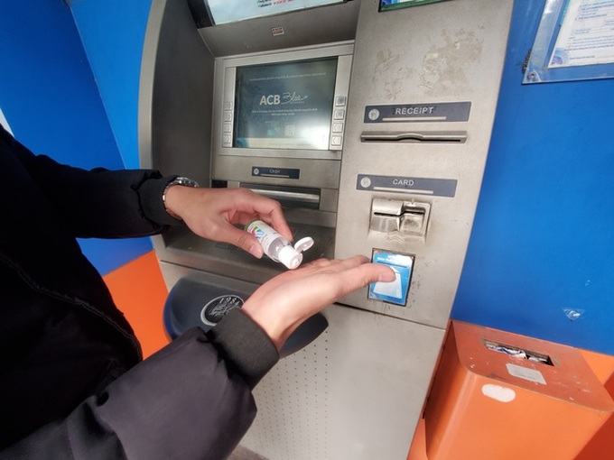 Tiếp xúc hàng trăm người/ngày nhưng ATM không có nước sát khuẩn, cồn rửa tay phòng Covid-19 - Ảnh 7. Tiếp xúc hàng trăm người/ngày nhưng ATM không có nước sát khuẩn, cồn rửa tay phòng Covid-19 - Ảnh 7.