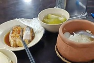 Tài xế chỉ được đãi bữa cơm đạm bạc sau khi đưa 38 khách tới ăn, chủ quán nói gì?