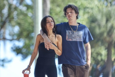 Con trai Beckham yêu say đắm bạn gái hơn 10 tuổi