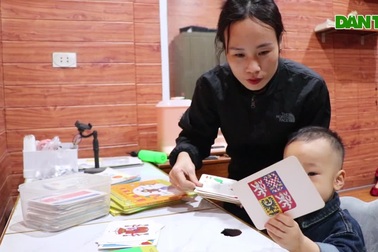 Vừa bập bẹ học nói, cậu bé đã đọc tiếng Anh vanh vách