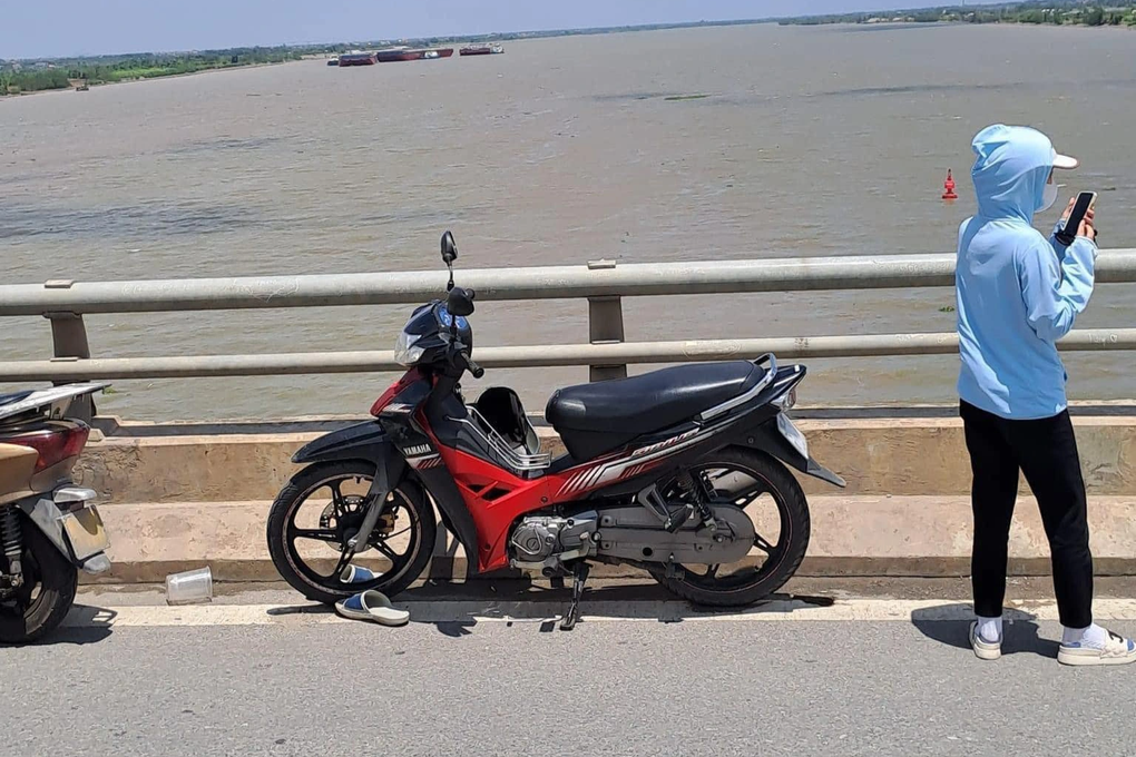 Cảnh sát kịp thời giải cứu người đàn ông ngoại quốc nhảy cầu tự tử - 1 Cảnh sát kịp thời giải cứu người đàn ông ngoại quốc nhảy cầu tự tử - 1