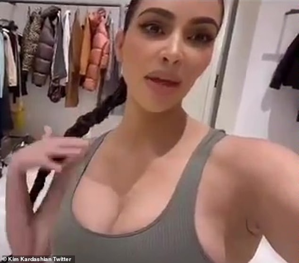 Kim Kardashian lại khoe dáng để quảng cáo quần áo - 2 Kim Kardashian lại khoe dáng để quảng cáo quần áo - 2