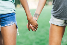 Chồng sốc nặng khi bắt gặp vợ có cử chỉ lạ với cô hàng xóm