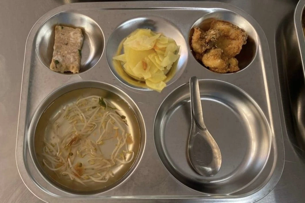 Miếng cá, miếng thịt ở trường của trẻ - 1 Miếng cá, miếng thịt ở trường của trẻ - 1