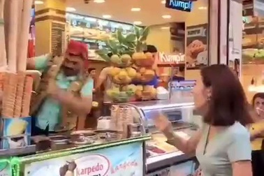 Cô gái bị nhân viên bán kem trêu đùa tại Thổ Nhĩ Kỳ