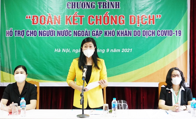 Hỗ trợ người nước ngoài sinh sống trên địa bàn gặp khó khăn do ảnh hưởng dịch bệnh - Ảnh 1.