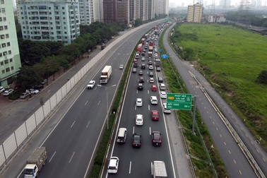 Người dân ùn ùn trở lại Hà Nội, CSGT căng mình giữ đường thông suốt