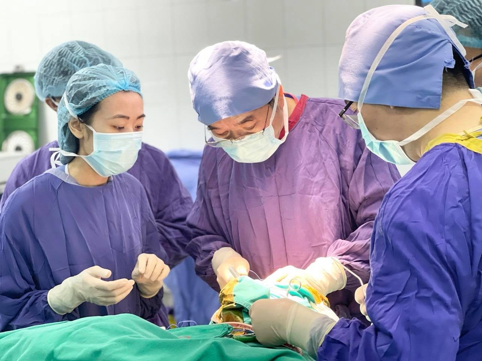 Hy hữu: Cứu sống bệnh nhân bị mảnh gỗ đâm xuyên mắt, sọ não - 2 Hy hữu: Cứu sống bệnh nhân bị mảnh gỗ đâm xuyên mắt, sọ não - 2