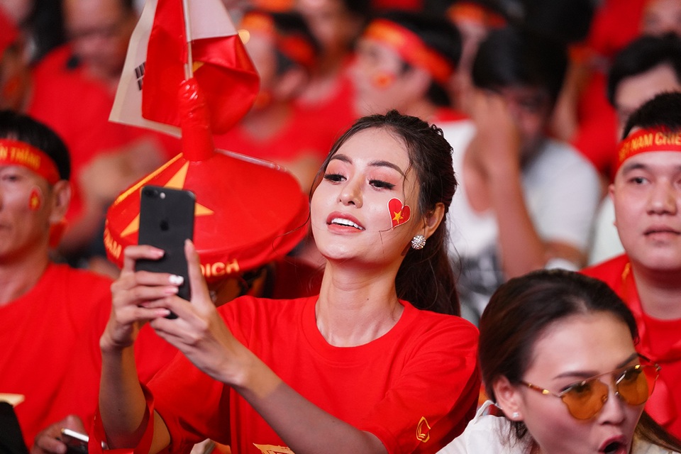 Hoa hậu Di Khả Hân cùng hàng triệu trái tim hướng về đội tuyển Việt Nam - 4 Hoa hậu Di Khả Hân cùng hàng triệu trái tim hướng về đội tuyển Việt Nam - 4