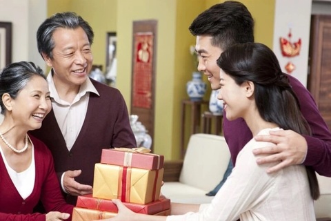 Mới yêu 60 ngày, bạn gái bắt tôi chi 7 triệu đồng mua thứ này cho họ hàng