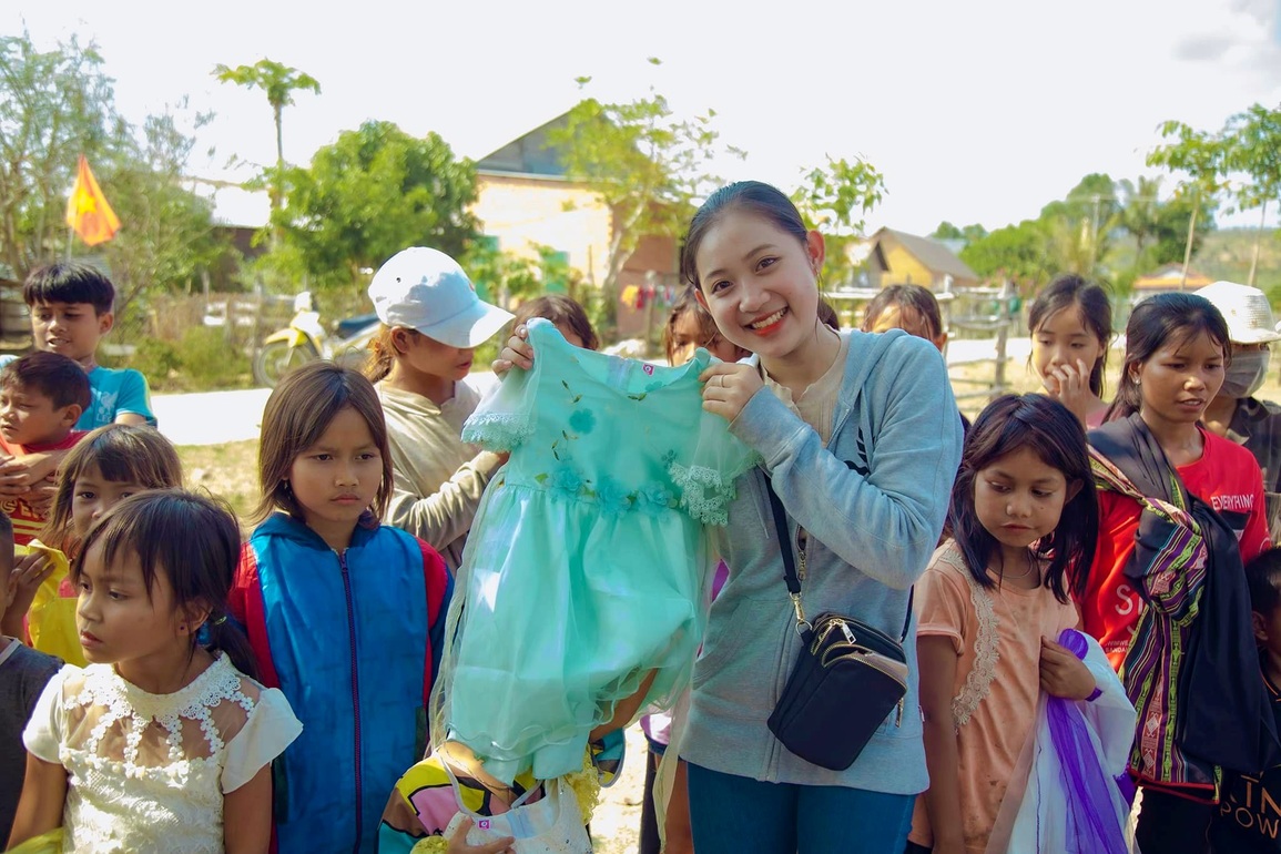 Nữ sinh 18 tuổi cùng hành trình chở niềm vui đến các làng khó khăn - 4 Nữ sinh 18 tuổi cùng hành trình chở niềm vui đến các làng khó khăn - 4
