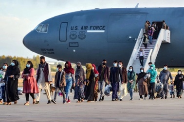 Mỹ hủy hàng loạt chuyến bay cho người tị nạn