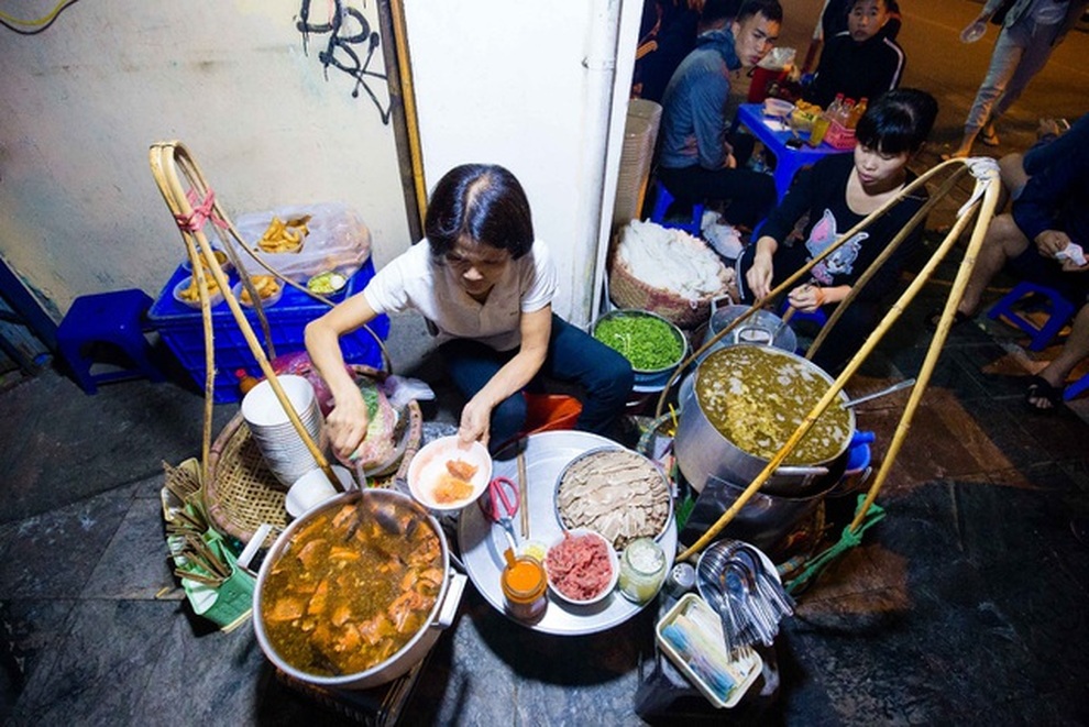 Phở gánh Hàng Chiếu bán ban ngày, khách tiếc nuối biểu tượng ăn đêm Hà Nội - 1 Phở gánh Hàng Chiếu bán ban ngày, khách tiếc nuối biểu tượng ăn đêm Hà Nội - 1