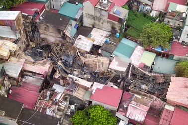 Toàn cảnh dãy nhà cháy rụi bên đường Đê La Thành nhìn từ trên cao