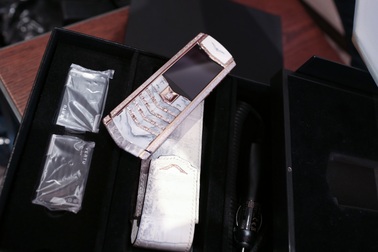 Bộ đôi Vertu Signature S đặc biệt về Việt Nam có giá lên đến 3 tỷ đồng